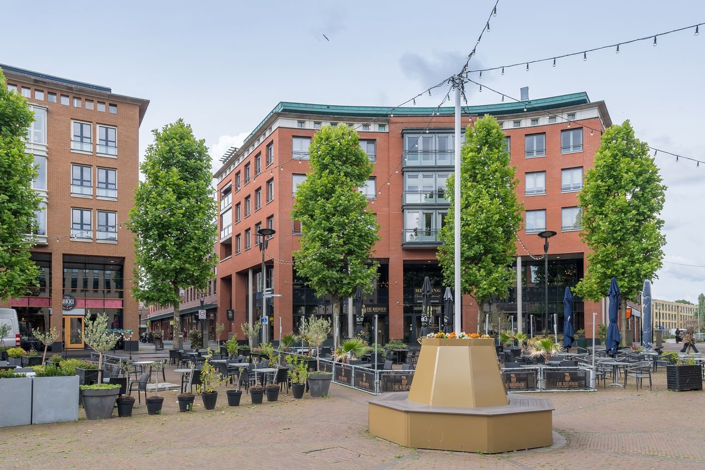 Het Koningsplein met terrassen in het centrum van Ridderkerk